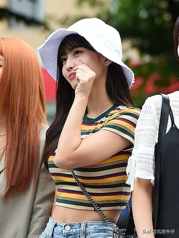 twice的momo露腹上衣高腰牛仔阔腿裤小白鞋齐刷刷拉风出街