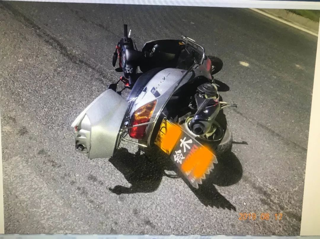 惊险万分!紧急刹车,二轮摩托车瞬间失控,秒夺人命