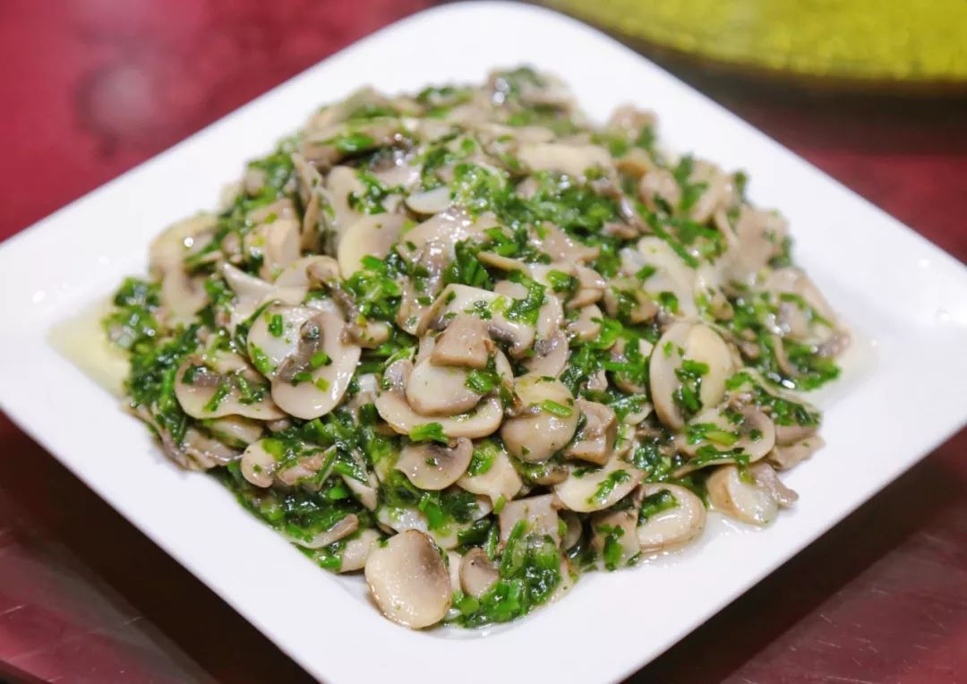 像荠菜蘑菇这样的菜还是比较适合在饭店里点的,毕竟在家里做起来有些