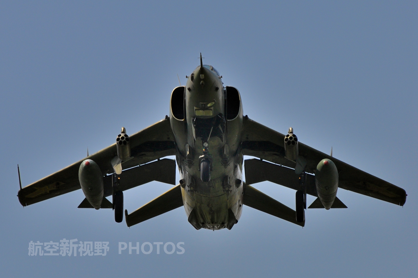 中国空军退役军机强-5 国产第一款尖头战机 70后80后军迷的最爱_攻击