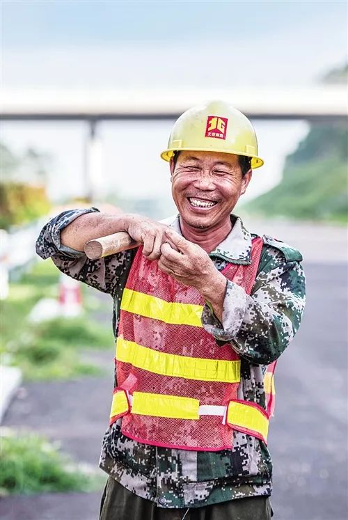 致敬高温下的劳动者