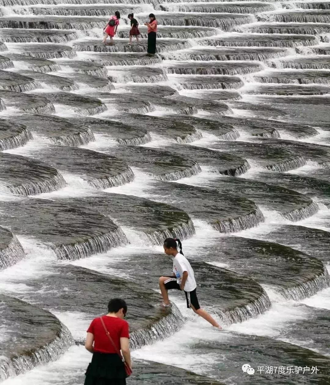 鹅卵石铺筑的坝顶,蜿蜒曲折的叠式堰坝,倾泻而下的水流形成层层叠叠的