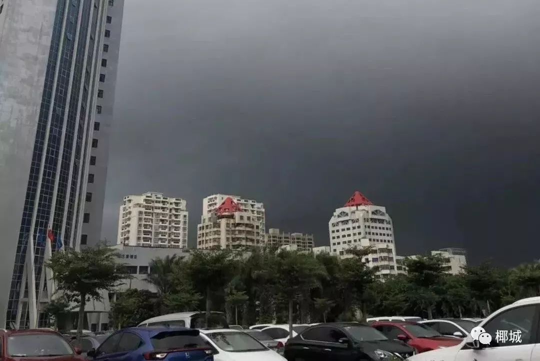 ▼雷雨大风势不可挡天空就突然昏暗下来每天中午过后海口都上演末日