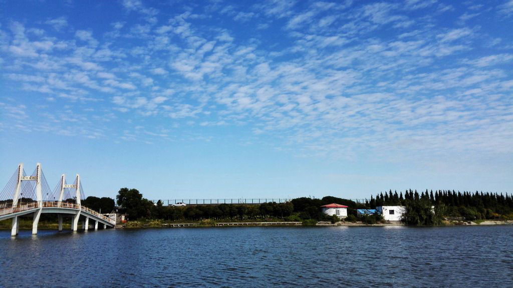 6,横沙岛(横沙乡)佘山一共有两座天主教堂.