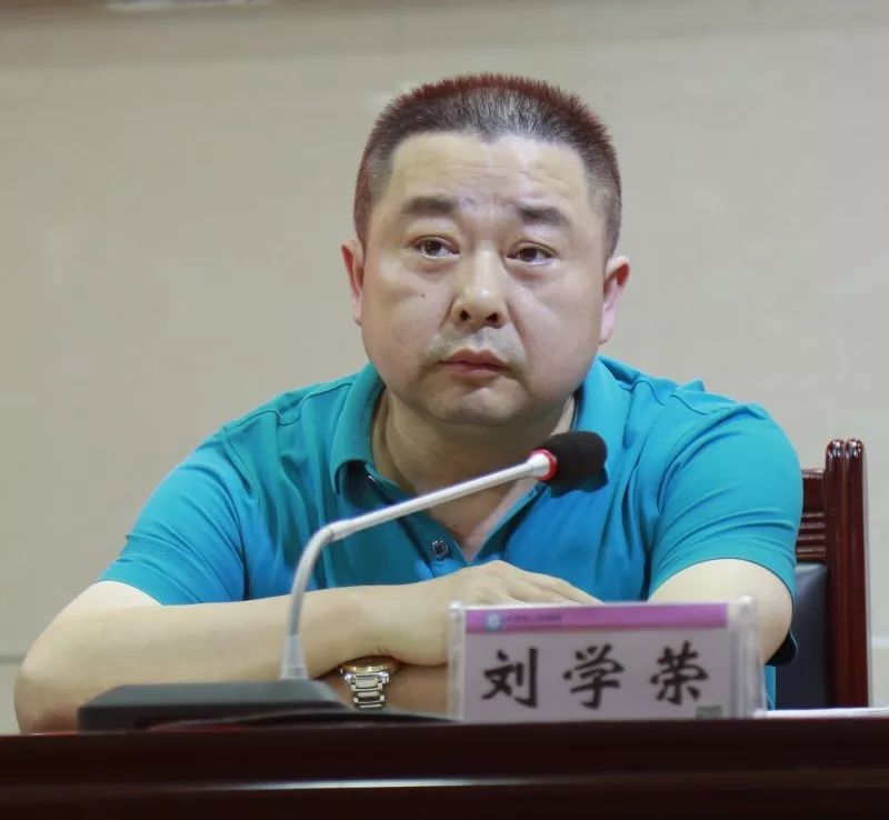 总支书记,院长刘学荣代表院总支和行政向奋战在临床一线的广大医师们