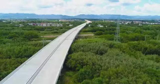 颱風一過杭紹臺高速公路嵊州段熱火朝天