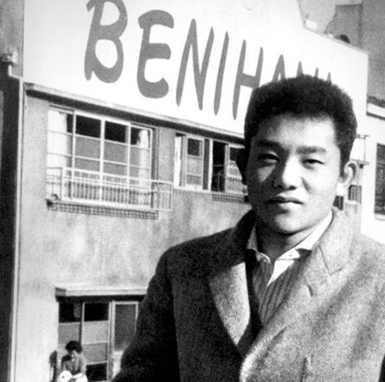 (图源:ig)戴文的亚裔血统,来自父亲rocky aoki洛奇·青木(日文名青木