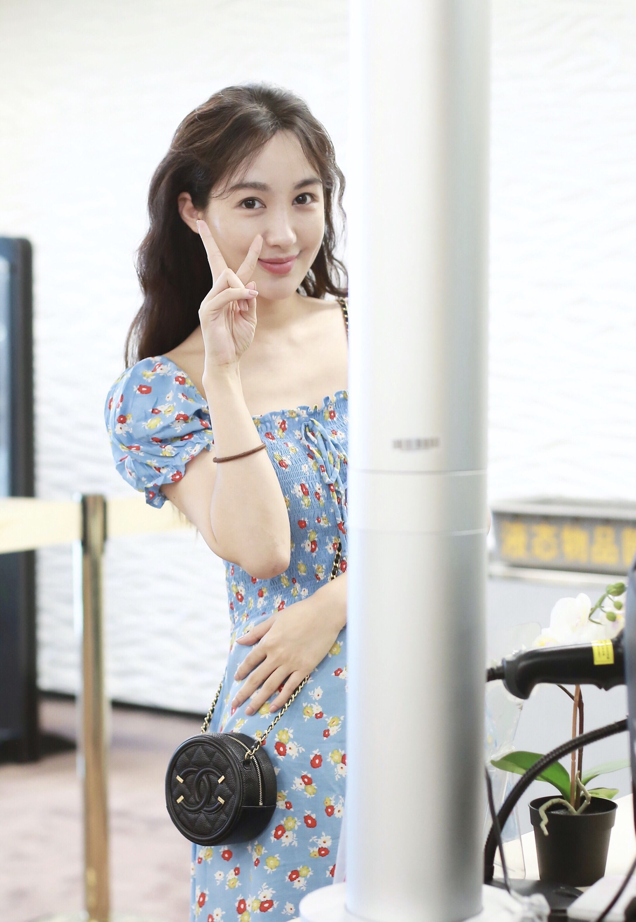 31岁的李菲儿又穿碎花裙啦一身青春蓝碎花依然是一张少女颜