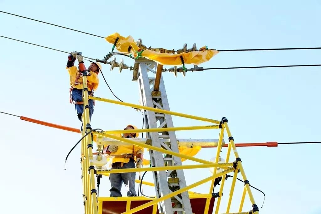 第一视角感受80米高空带电作业!