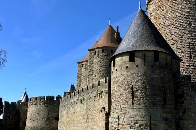 它是欧洲最大的中世纪古堡,一个女人摔死一只小猪才救了全城_城堡