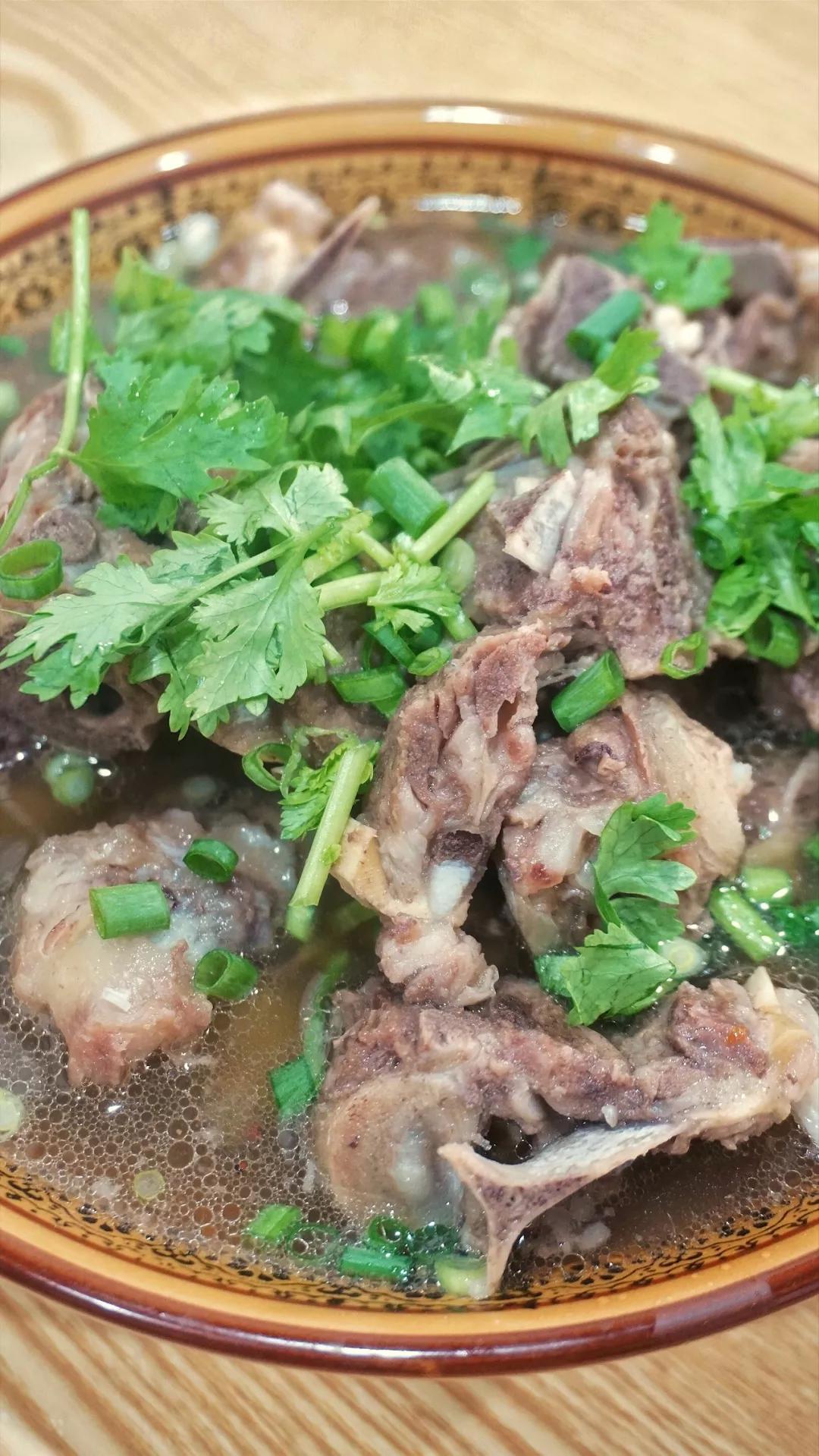 宋诏桥这家十平方左右的羊骨店,据说每天能卖出100斤?_骨头