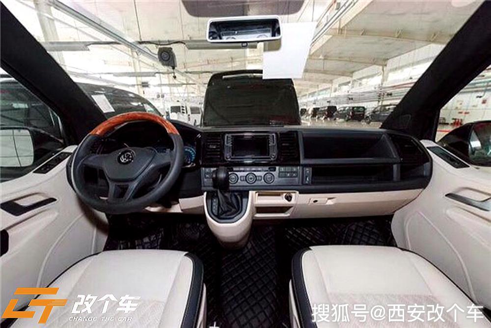 但是像大眾凱路威這款商務車,進行一個內飾改裝之後