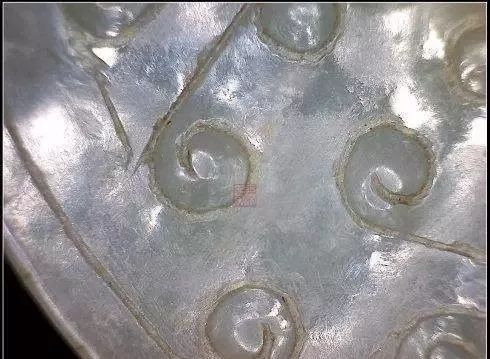 这便是现代高速机光下的仿古玉,我们可以清晰地看到