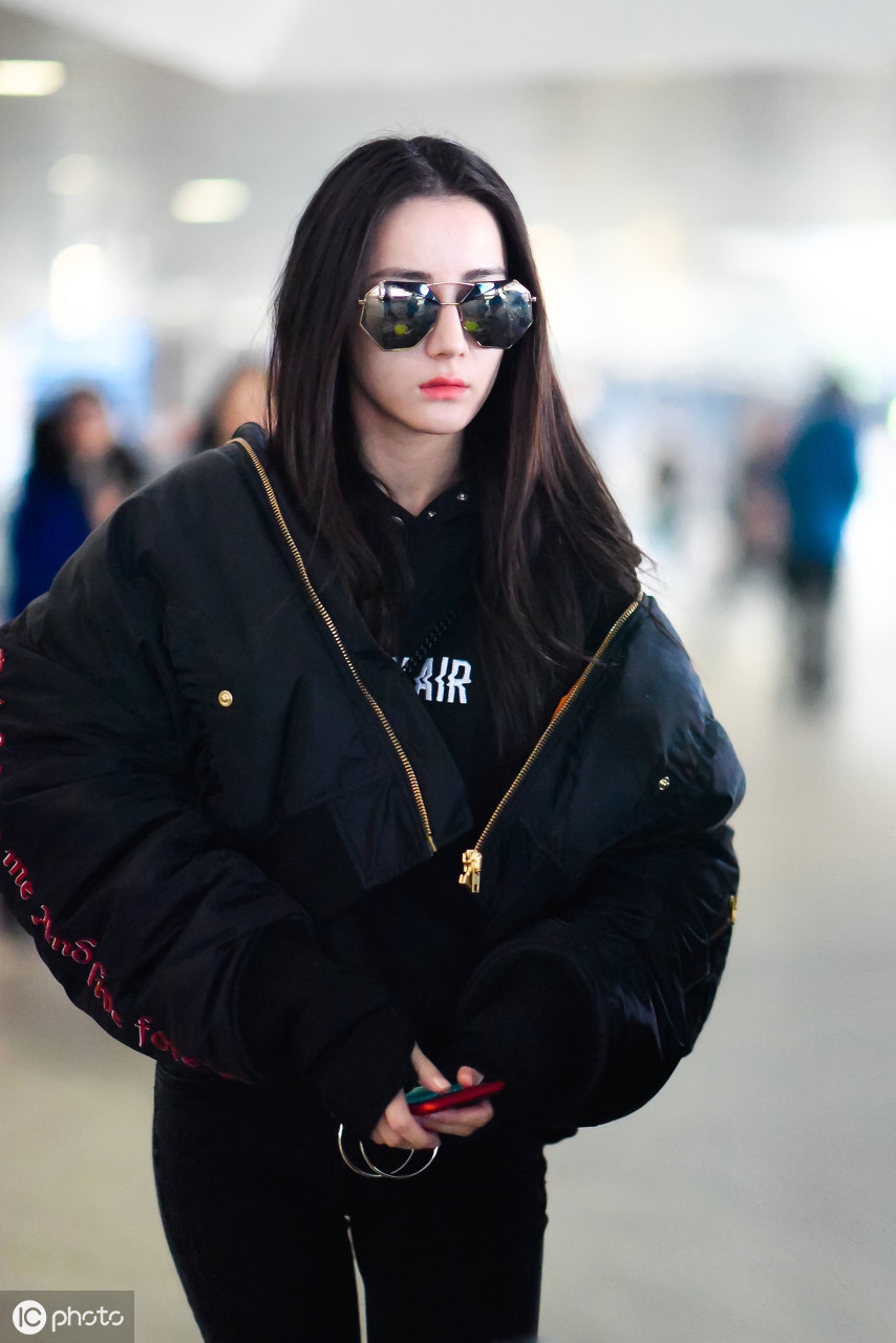 迪丽热巴机场美照,回头率高