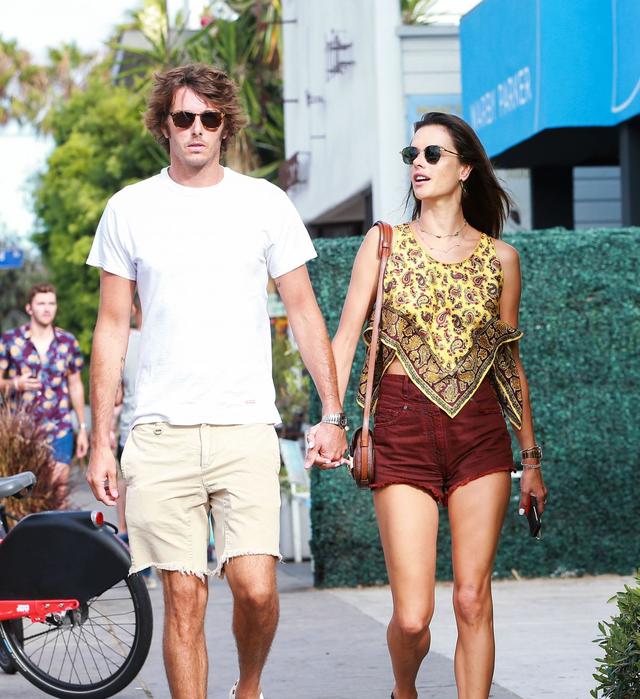 超模亚历桑德拉安布罗休和男友现身洛杉矶两个人很甜蜜