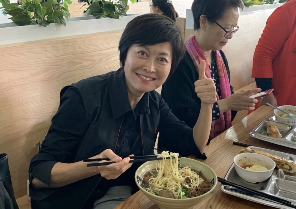 原创央视主持人敬一丹近照穿着朴素面容消瘦64岁仍坚守公益第一线