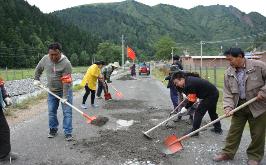 若尔盖县占哇乡党员干部群众修补整治破损乡道路面