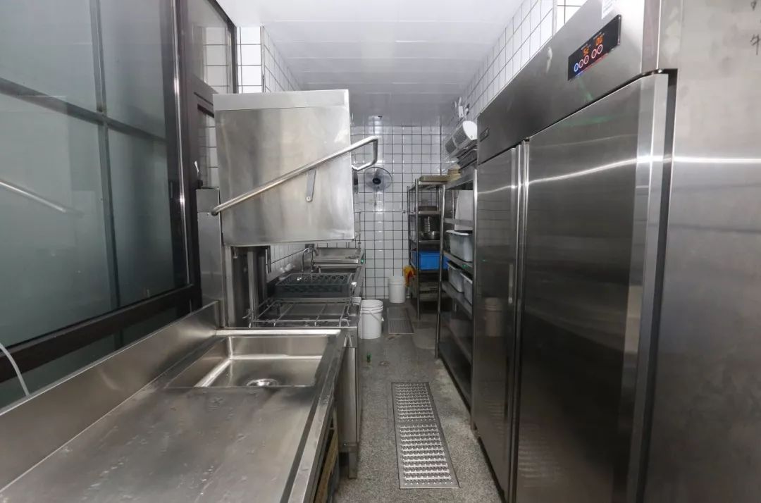 南龙大润发华联永康的大型商场餐饮店后厨检查市场君又双叒叕发现过期