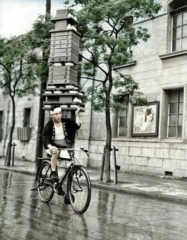 日本昭和时代送餐方式的照片走红一人高的餐盒肩上扛操作很秀