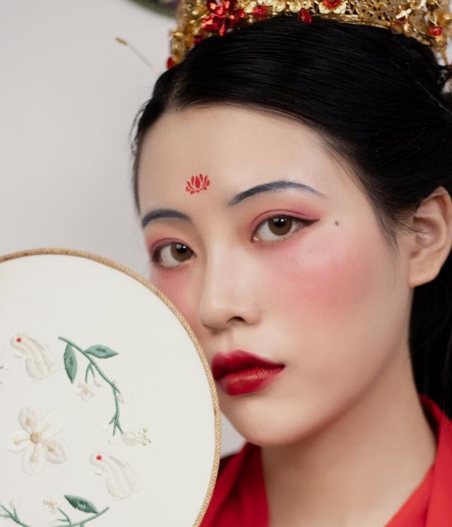 古代女子得眉型大多是柳叶眉,不像韩式平眉那样吸引人的眼球,而且很