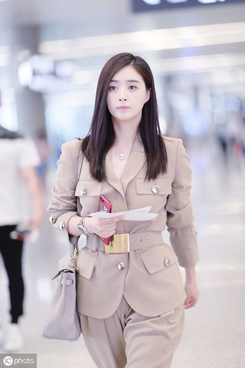 蒋欣机场美照,回头率高