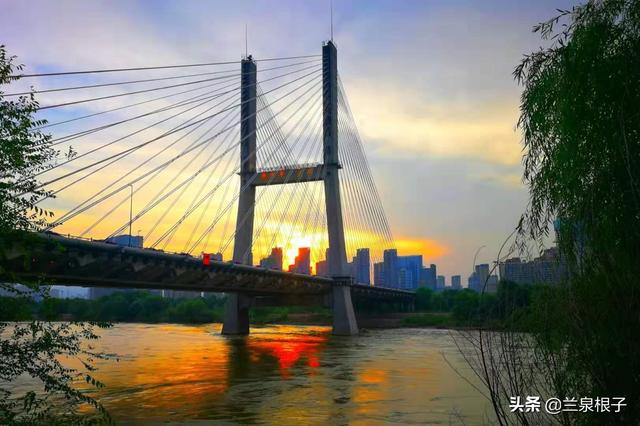 夕陽下美麗的蘭州銀灘黃河大橋