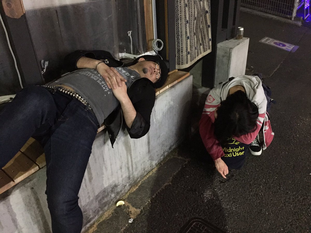 实拍醉酒后的日本人,睡姿奇葩,大胆豪放!_地铁