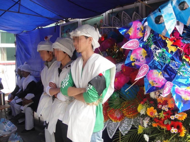 别样的孝服,您见过吗?_白布