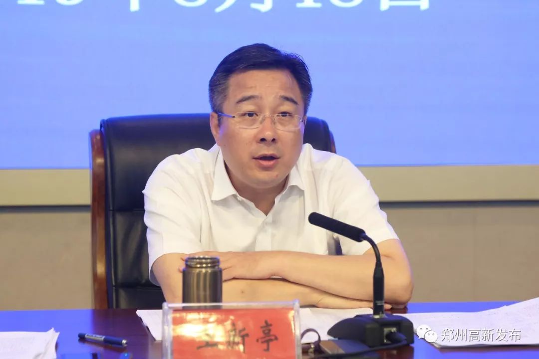 市政府副秘书长,区党工委副书记,管委会常务副主任张红军主持会议.