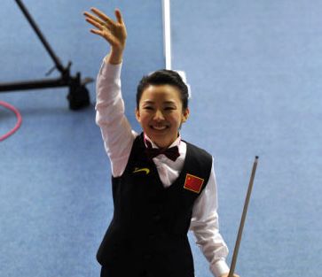 『神探苍扒瓜』letme带九球天后潘晓婷观看lpl比赛排面十足,潘晓婷