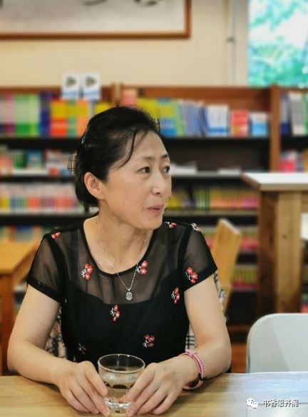 紧接着由李老师谈自身感受一向在舞台上激皍诵诗的春之声朗诵团副团长