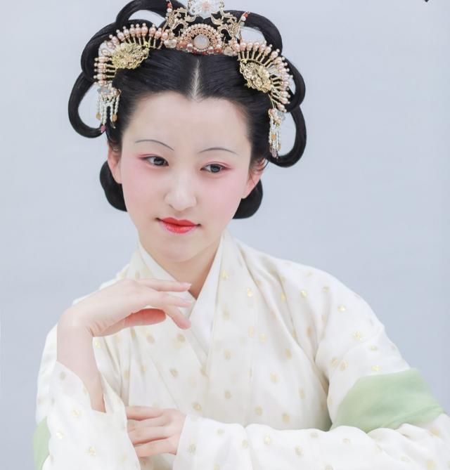 鹅蛋脸尽显东方女性美,和柳叶眉绝配!_脸型