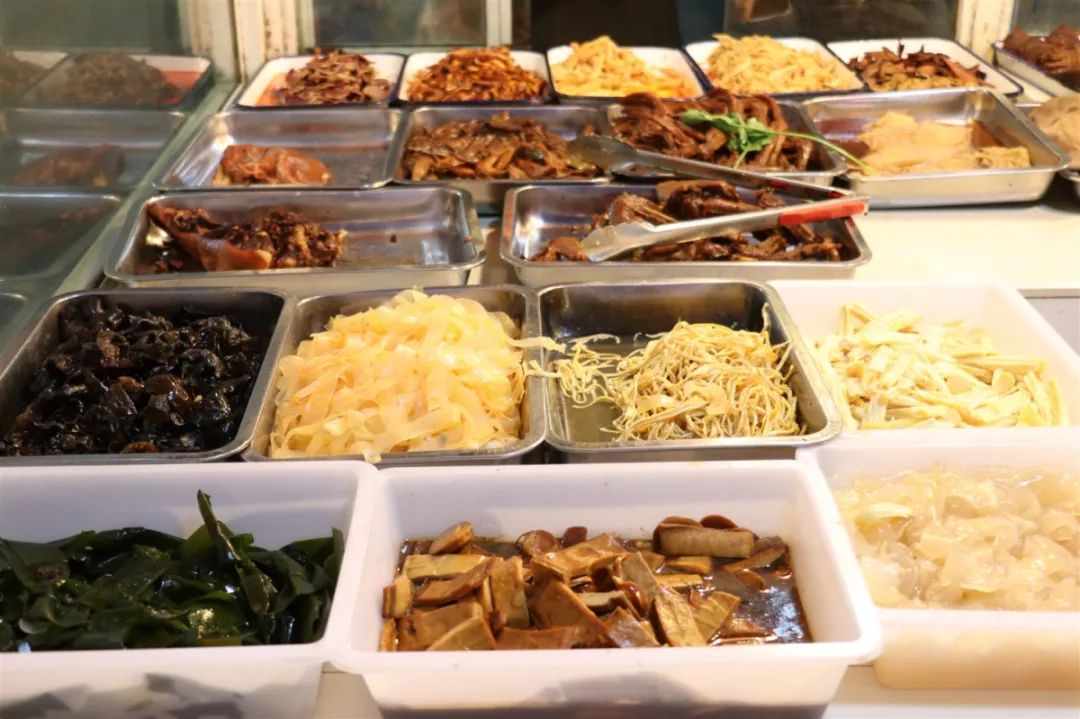 多色菜品浸至汤汁,使得卤味充满色泽,可切可拌,将美味锁住送至舌尖.