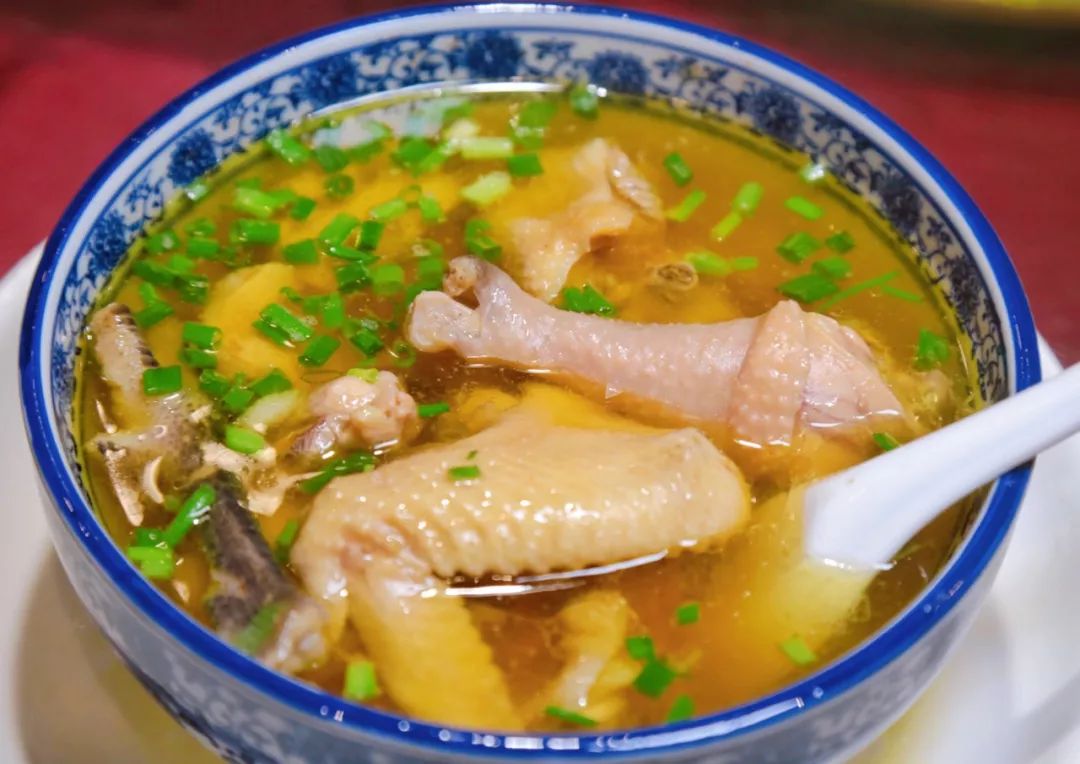 店里的干蒸鸡点的人也不少,金黄油亮的色泽格外诱人,上桌自然要先喝一