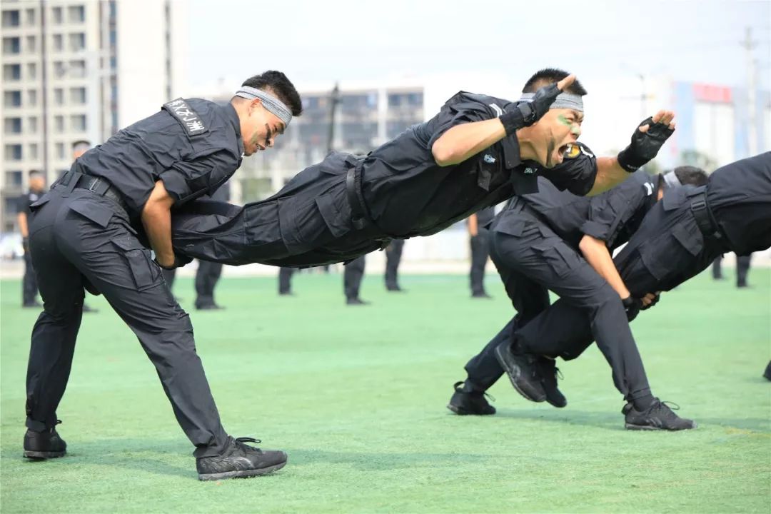 综合搏击术:该科目由巡特警大队和各派出所特警预备队64名队员组成