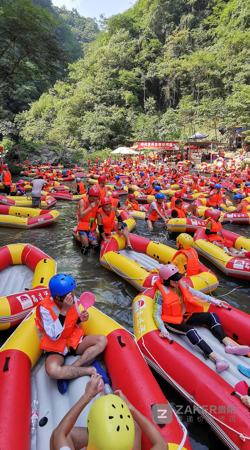 贵州镇远高过河漂流 火爆场景就像"下饺子"