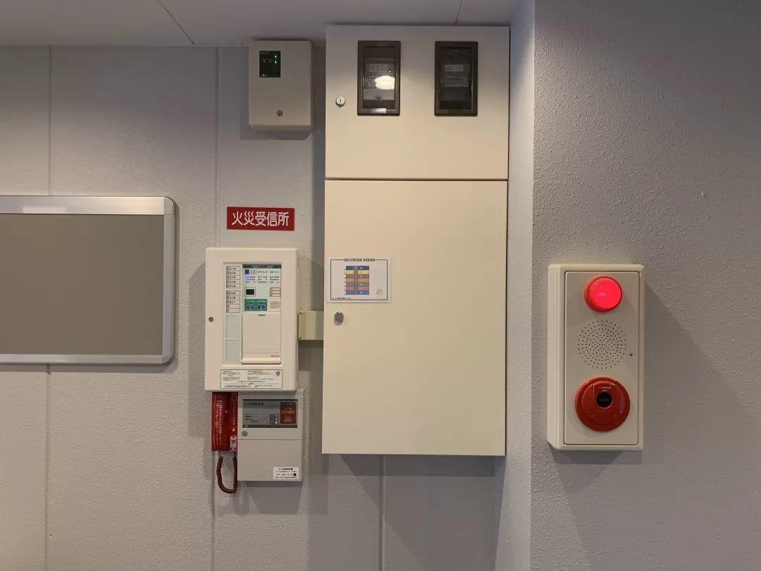 另外,楼道设有火灾防震系统,灭火器,垃圾箱,公告栏.