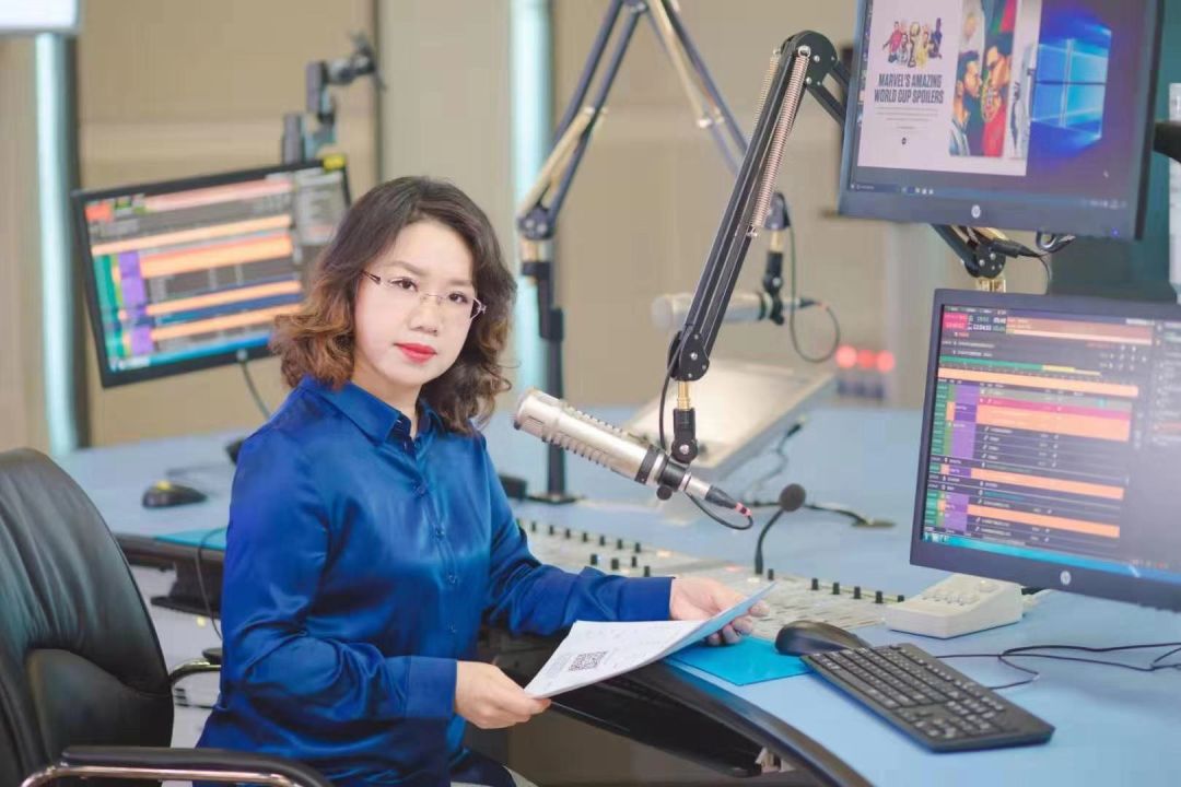 曾经先后编辑主持天津广播电视台《红绿灯》,《夜访百家》,《张楠访谈