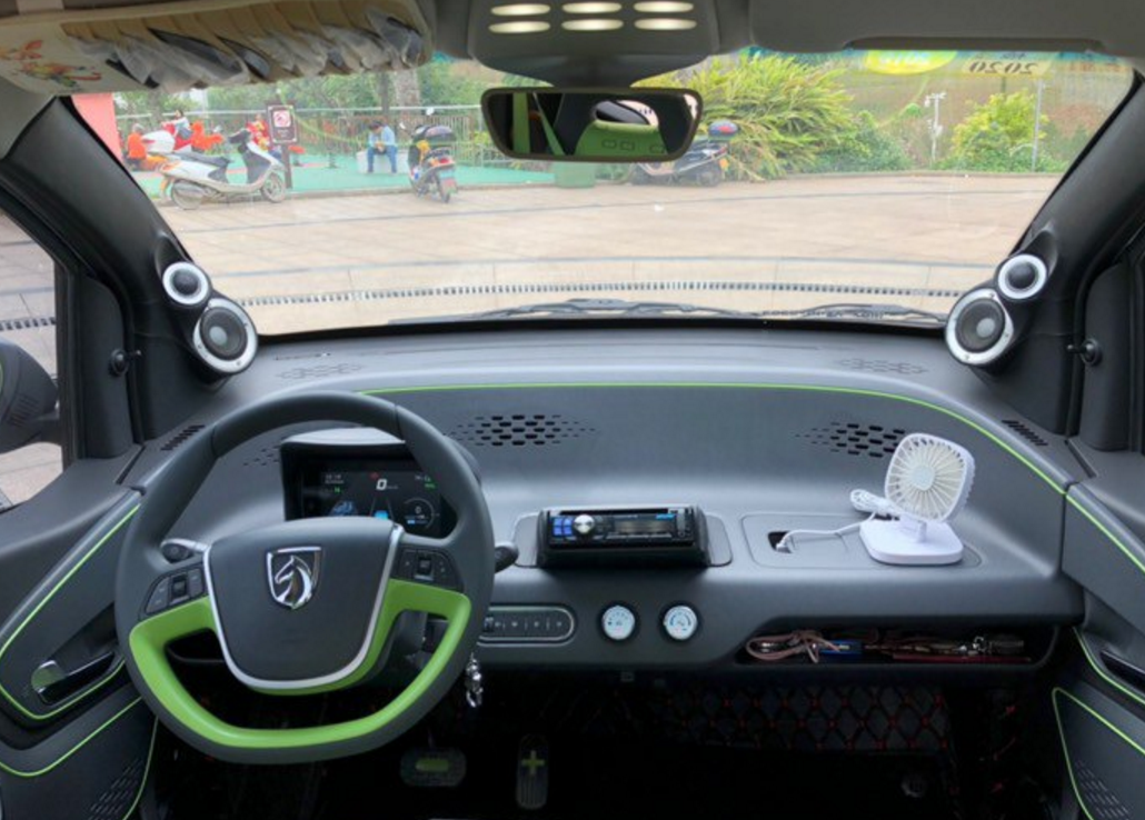 但是可以看出,平时生活之中,这位车主对宝骏e100还是挺依赖的,要不然