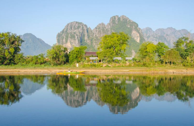 旅社吧,毕竟留钱玩才是主要目的,在这里住一晚青旅大概要花10万基普吧