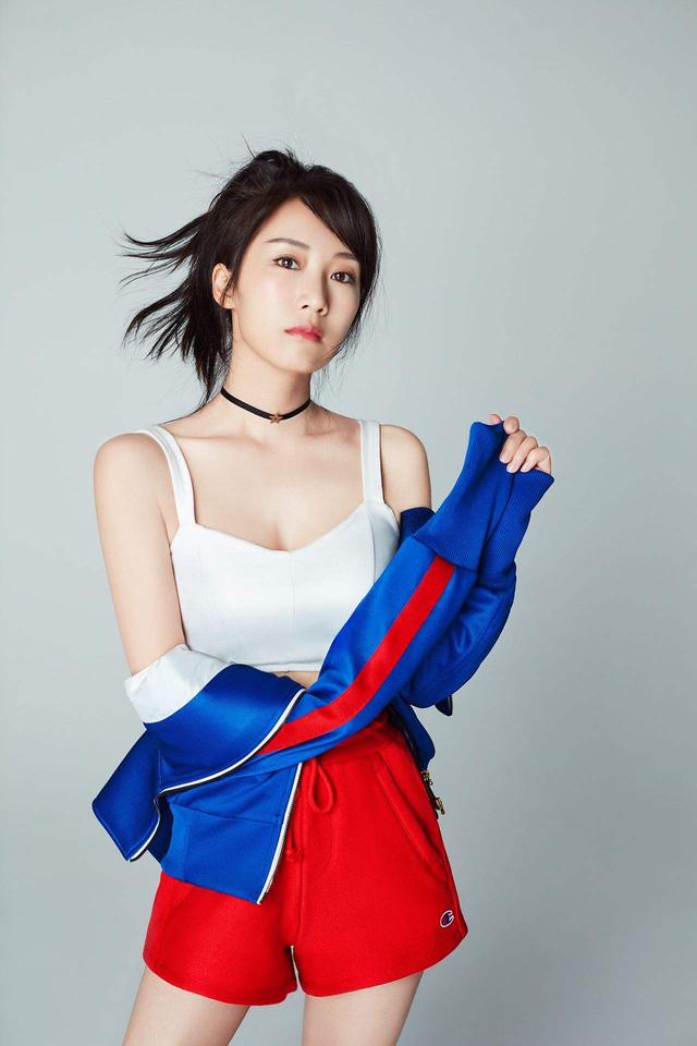 原创34岁豪门阔太李念戴渔夫帽嘟嘴自拍脸圆圆,皮肤白皙惹人怜!