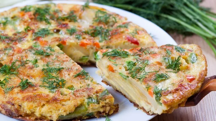 tortilla espanola,由雞蛋和切成小塊的油炸土豆製成,可能還會加入