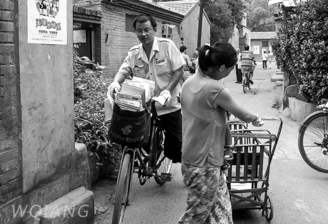 上图拍摄于2002年,邮递员在送信件和报纸;下图拍摄于2019年 ,各样式的