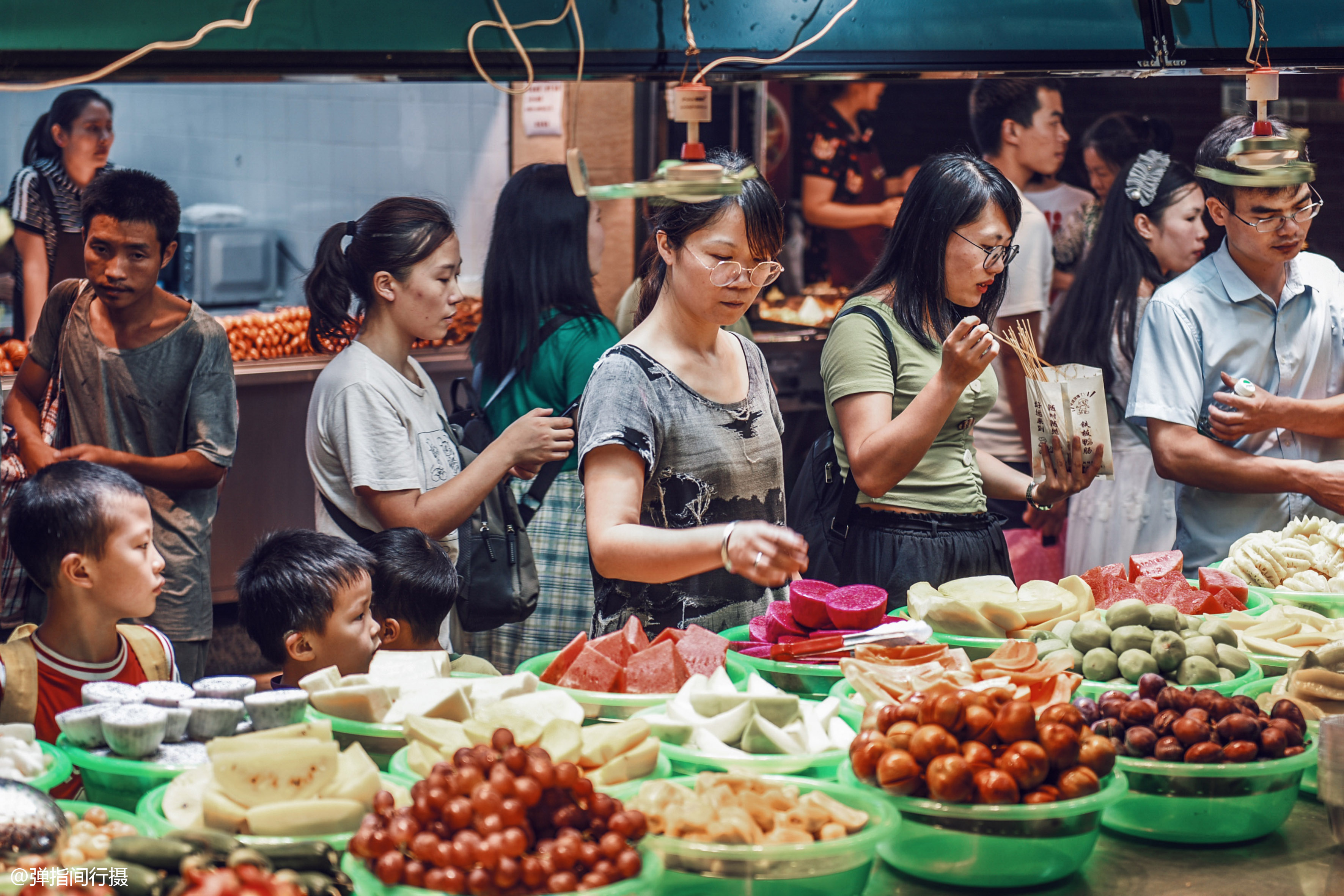 深圳最旺夜生活在哪里?这条小街汇集万千美食,花100元可吃到撑