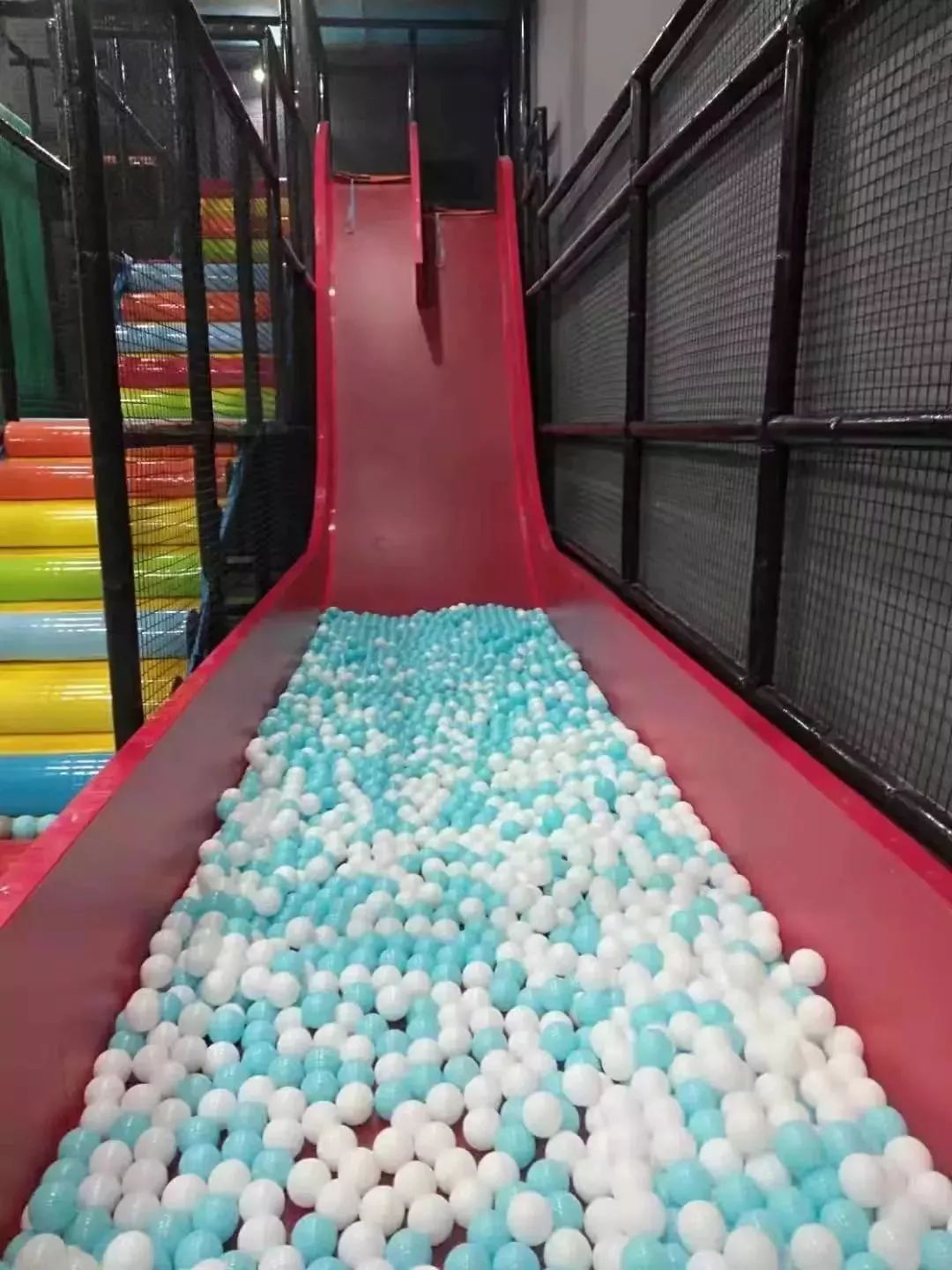 西三环六里桥附近新开2000㎡蹦床公园现在只要299元起