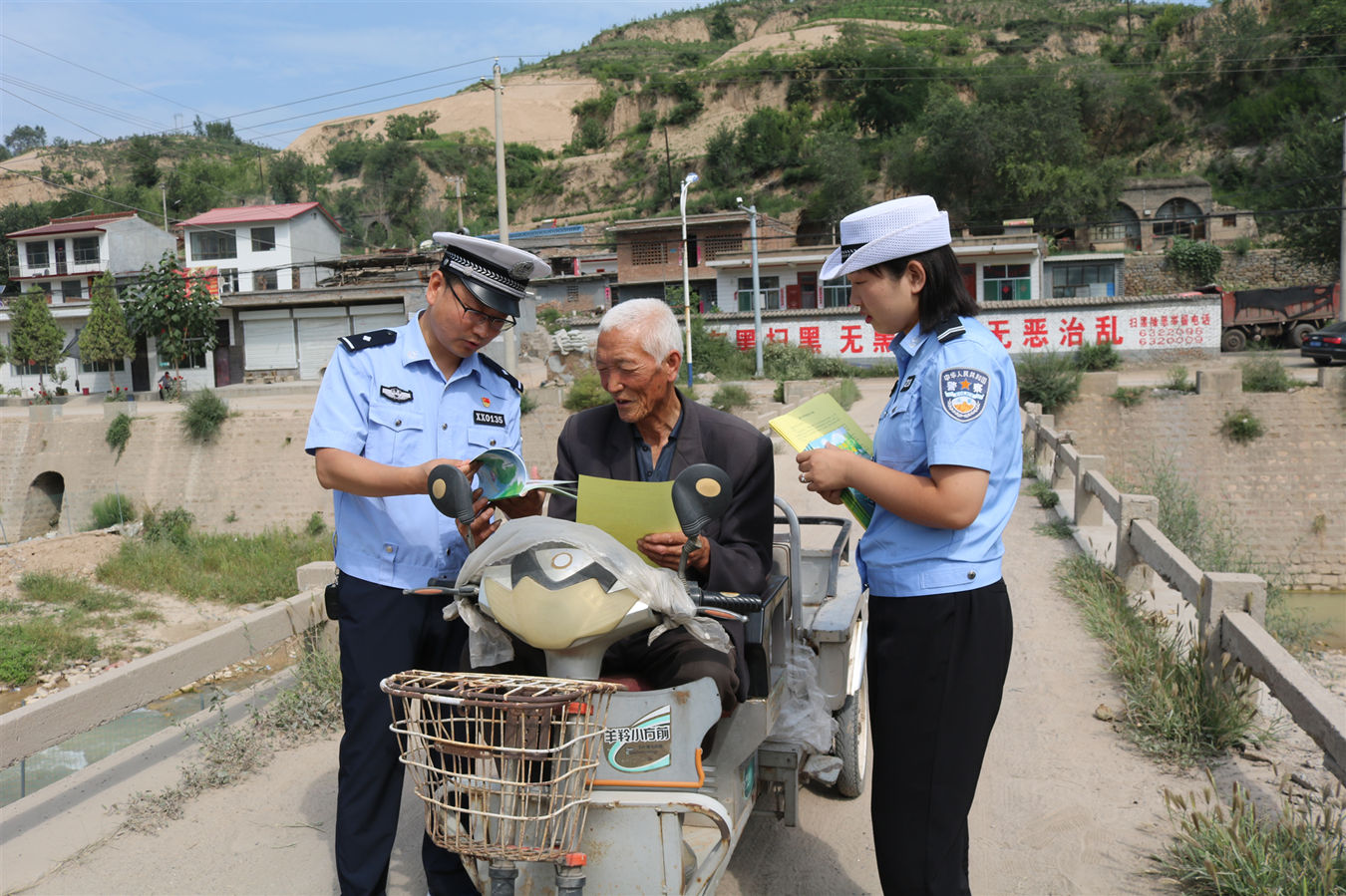 山西興縣交警交通安全宣傳進農村