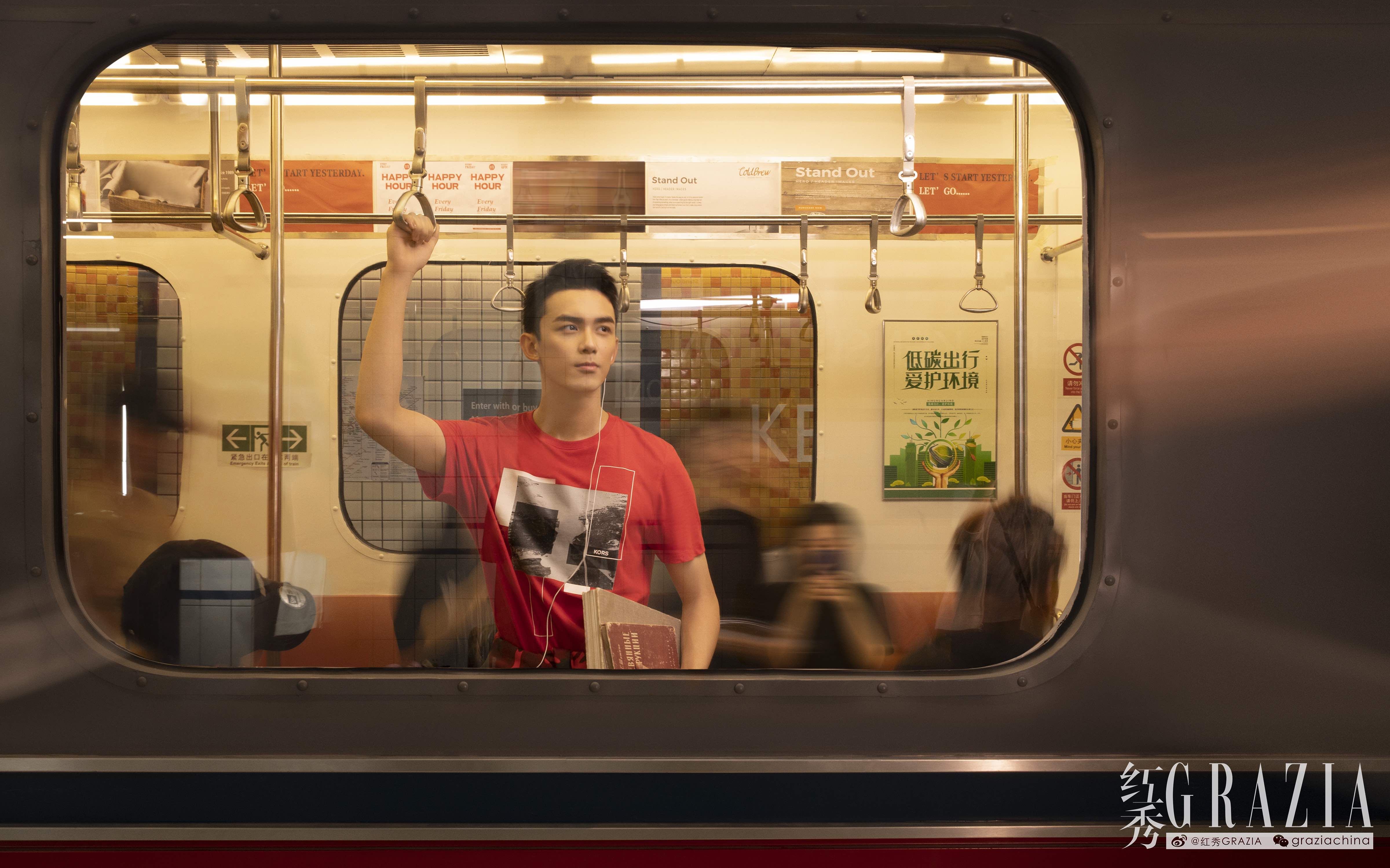 吴磊登时尚杂志八月刊封面地铁车厢浓缩多面魅力
