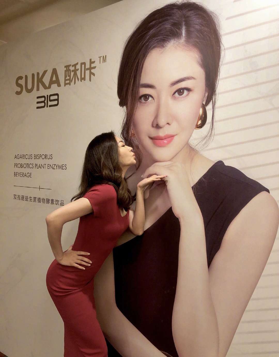 原创熊黛林甜蜜为老公庆生!白t素颜气质优雅,不做天王嫂反而更幸福