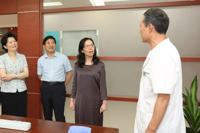 陈星莺副省长一行到江苏省中医院看望慰问医务人员