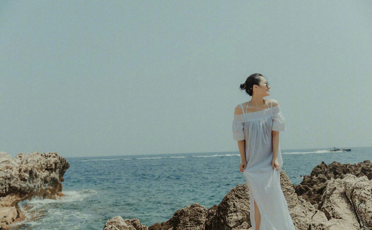 原创许晴晒近照,50岁穿衬衫短裙秀美腿,裙子太短坐下好尴尬!